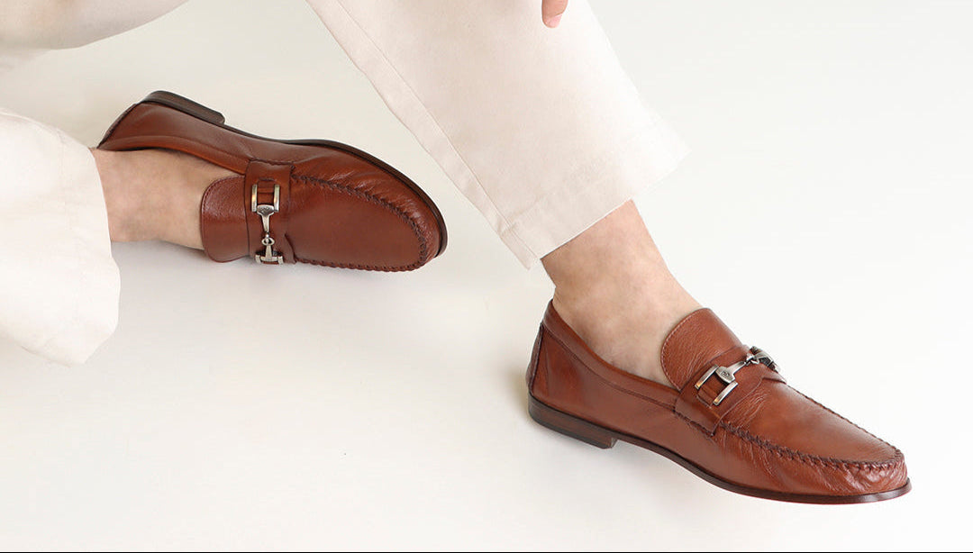Mocasines de hombre en piel color brandy con hebilla